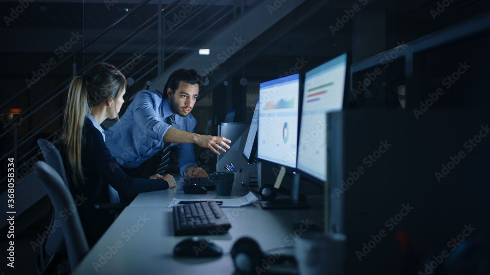 Aufkleber confident businessman uses desktop computer, her male manager explains specific tasks, account handl