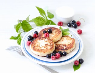 pancakes with berries