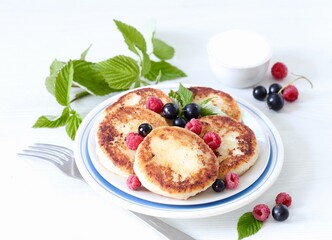 cake with berries