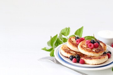 Obraz na płótnie Canvas pancakes with berries