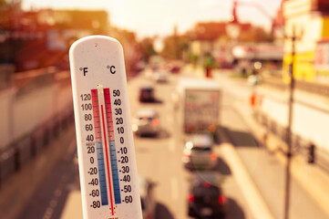 Thermometer in front of cars and traffic during heatwave in Montreal. - obrazy, fototapety, plakaty