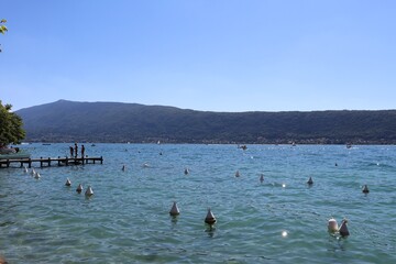 Embarcadère pour bâteaux le long du lac d'Annecy, ville de Veyrier du Lac, département de Haute Savoie, France