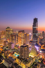 Fototapeta premium Pejzaż widok z Bangkoku nowoczesny biurowiec w strefie biznesowej w Bangkoku w Tajlandii. Bangkok jest stolicą i najbardziej zaludnionym miastem Tajlandii oraz najbardziej zaludnionym miastem Azji Południowo-Wschodniej.