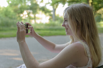 Ein Mädchen macht Fotos mit ihrem Mobiltelefon
