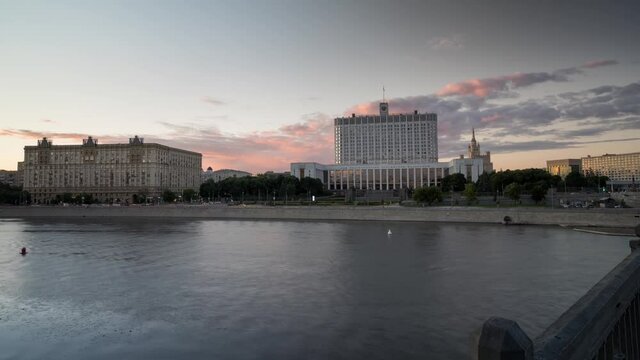 Timelapse from the bridge, towards the White house across the river