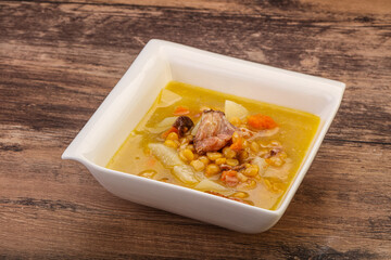 Pea soup with smoked ribs