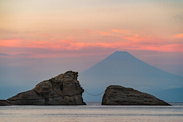 雲見海岸からの夕焼け空と富士山と岩