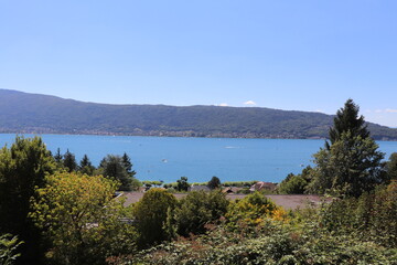 Fototapeta na wymiar Le lac d'Annecy vu depuis le village de Veyrier du lac, ville de Veyrier du Lac, département de Haute Savoie, France