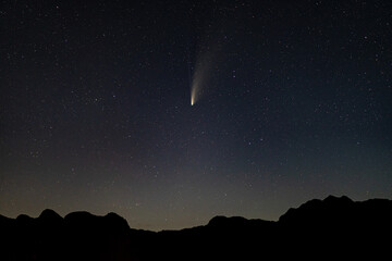 Komet Neowise mit Silhouette von Gebirge