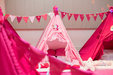 Detalhes de barracas cor-de-rosa em festa do pijama.