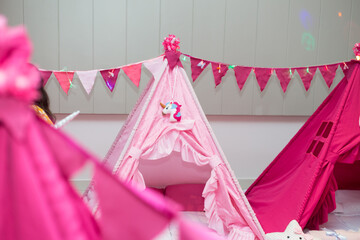 Detalhe de barracas cor-de-rosa em festa do pijama. © Angela