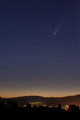 El cometa neowise cruzando el cielo
