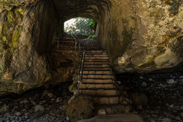 洞窟の入り口の階段