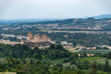 Fototapeta na wymiar Il castello con borgo medievale di Torrechiara nella valle dell'appenino Parmense. Struttura formato da Rocca e torri antiche.