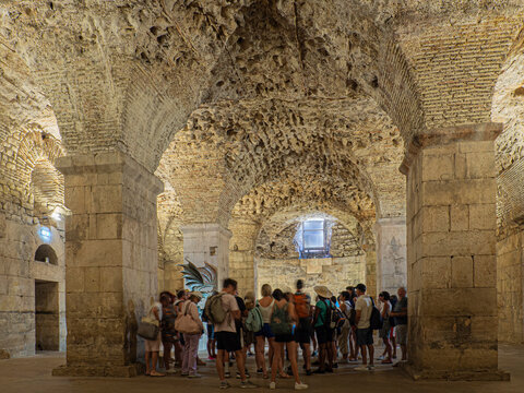 En 1979 la Unesco declaró al conjunto histórico de Split, incluyendo el palacio de Diocleciano, como Patrimonio cultural de la Humanidad, visitado en verano de 2019