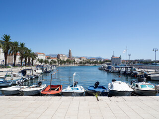 Fototapeta na wymiar Paisaje del puerto con barcas amarradas y el campanario al fondo en Split, Croacia , verano de 2019