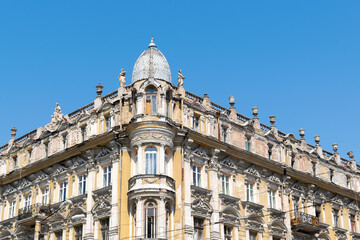 Naklejka premium Facade of old architecture building in sunny day in city. street view of beautiful historic landmark