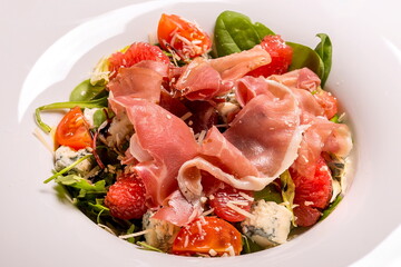 Spanish salad with ham and grapefruit jamon, salad mix, grapefruit