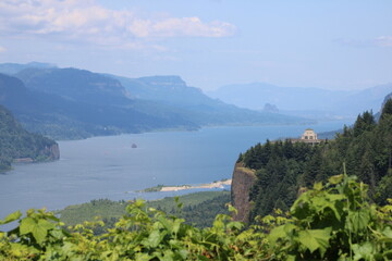 Fototapeta na wymiar Columbia River Gorge w/ Vista House