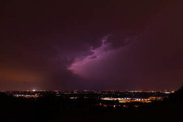 Temporale ripreso dalla collina sulla città