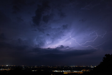 Temporale ripreso dalla collina sulla città