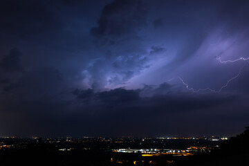 Temporale ripreso dalla collina sulla città