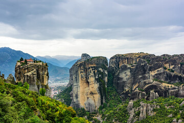 Fototapeta na wymiar Panoramic view of the mountain formations of Meteora and Holy Trinity Monastery at Meteora