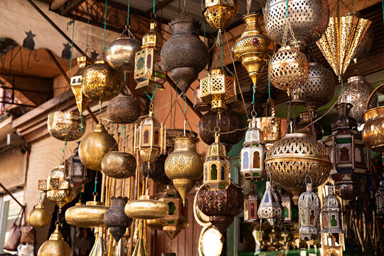 Venta de lámparas en bazar de Marruecos.