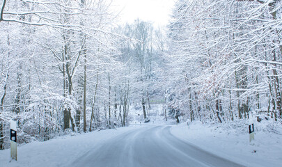 Fototapeta premium Strasse im Schnee