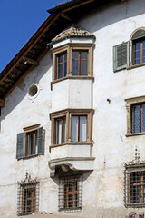 Fototapeta na wymiar erker su due piani a Caldaro (Bolzano)