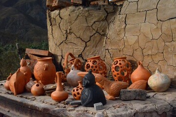 Tipicas vasijas de adobe cocidas en horno de barro. Norte Argentino