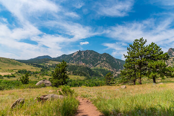 Obraz premium Mountain at end of hiking trail in foothills in park on sunny day