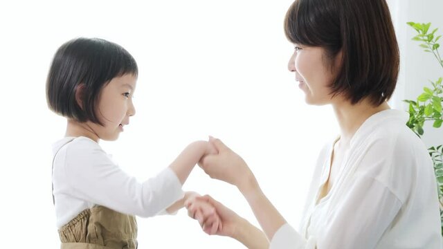 手を握る母と娘