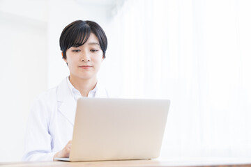白衣の女性　ラップトップ