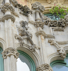 Fototapeta na wymiar Detalles en los edificios europeos y sus balcones. 