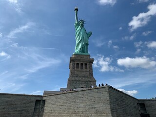 Obraz premium The Statue of Liberty under clear blue sky 