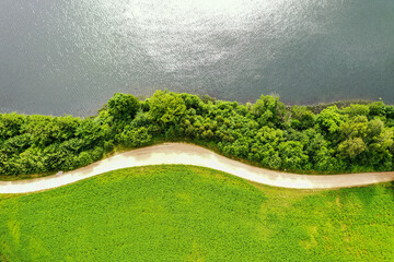 widok z lotu ptaka na jezioro i polną drogą