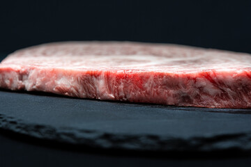 溶岩プレートに乗せられた赤身肉