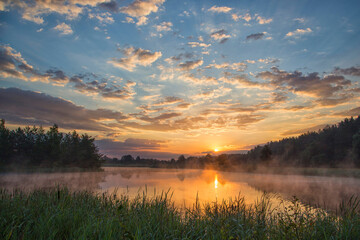 sunrise over the lake wschód nad jeziorem © karas