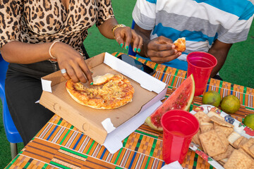 two young africans eating pizza