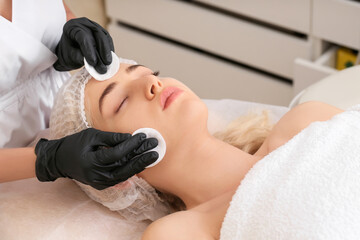Obraz na płótnie Canvas Woman undergoing cosmetic procedure in beauty salon