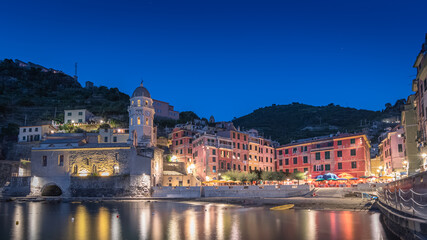 Naklejka premium Port de Vernazza de nuit, village des Cinque terre inscrit au patrimoine mondial de l'Unesco. Village coloré d'Italie. 