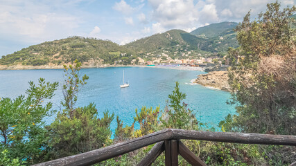 Sentier de bord de mer avec vue sur la ville de Bonassola, ville d'Italie en Ligurie, près des Cinque Terre.