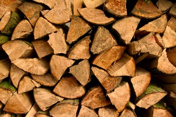 Gestapeltes Brennholz als Hintergrund.