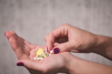 Pillen in der Hand