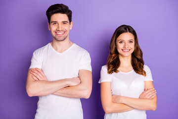 Photo pretty lady handsome guy couple arms crossed confident one team members reliable workers wear casual white t-shirts isolated purple pastel color background