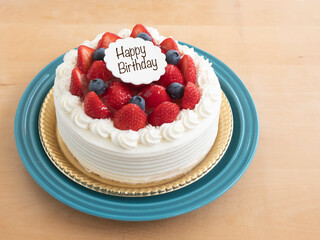 幸せなお誕生日の苺たっぷりのホールケーキ【バースデーケーキ】