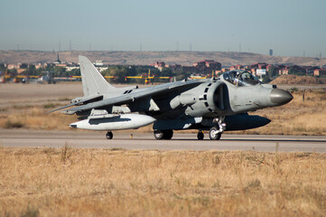 Fototapeta na wymiar Avión de despegue vertical Harrier