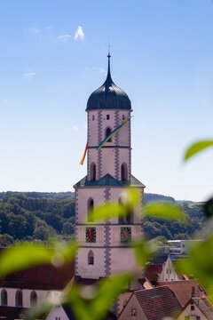 Stadtpfarrkirche St. Martin - Biberach an der Riss / mit Fahnen w&auml;hrend des Sch&uuml;tzenfestes.
