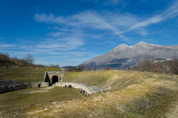 Alba Fucens con Monte Velino sullo sfondo